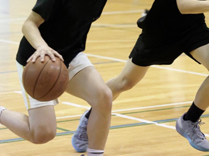 バスケットボールのドリブルで切り返す選手
