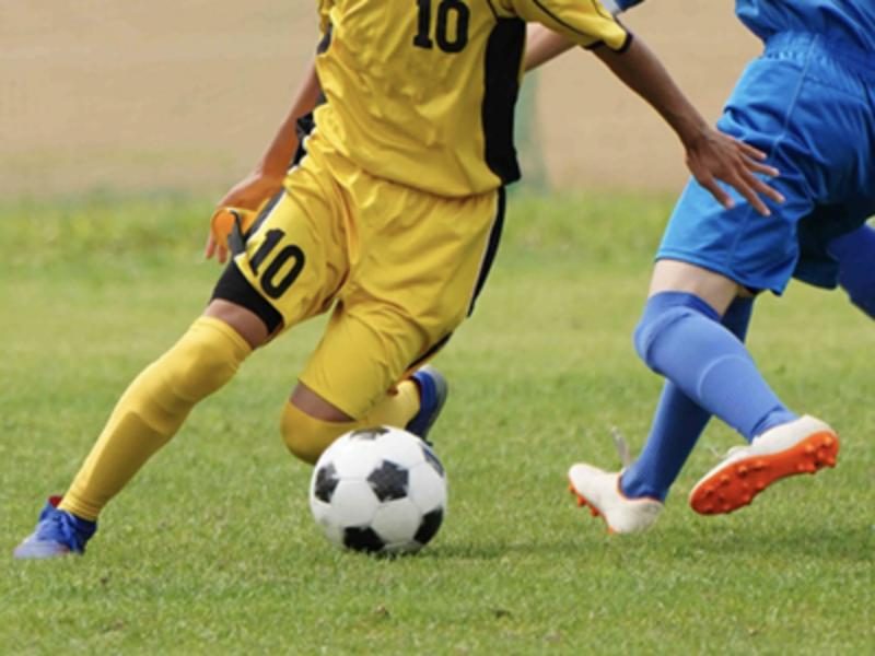 サッカーでボールを奪い合う選手